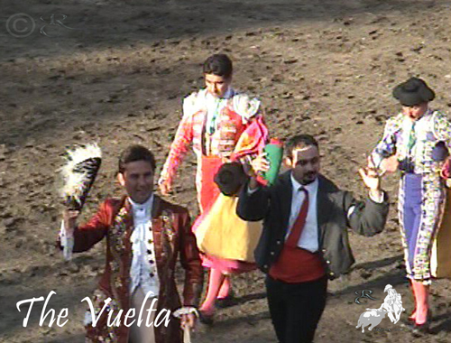 The Vuelta of the Cavaleiro and Forcado with the bandarilheiros